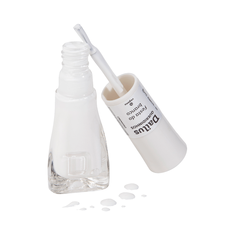 Esmalte Dailus com pincel Big Flat Brush mostrando a textura cremosa