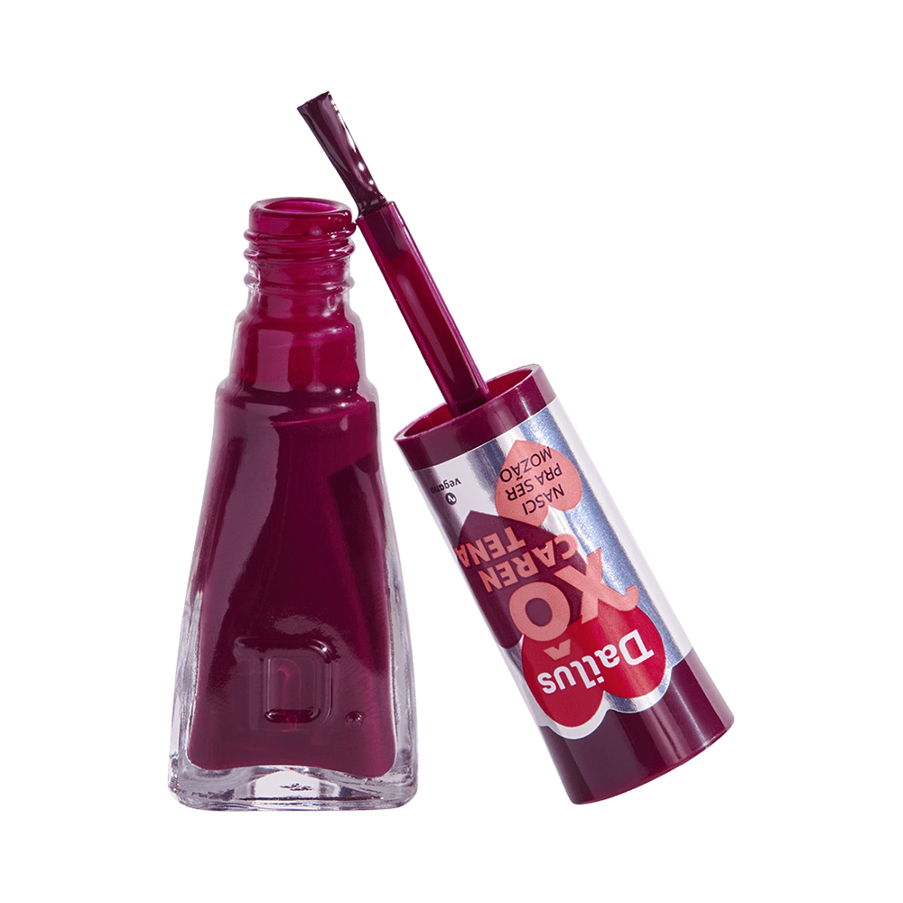 Frasco aberto mostrando pincel com esmalte roxo escuro e aplicador largo