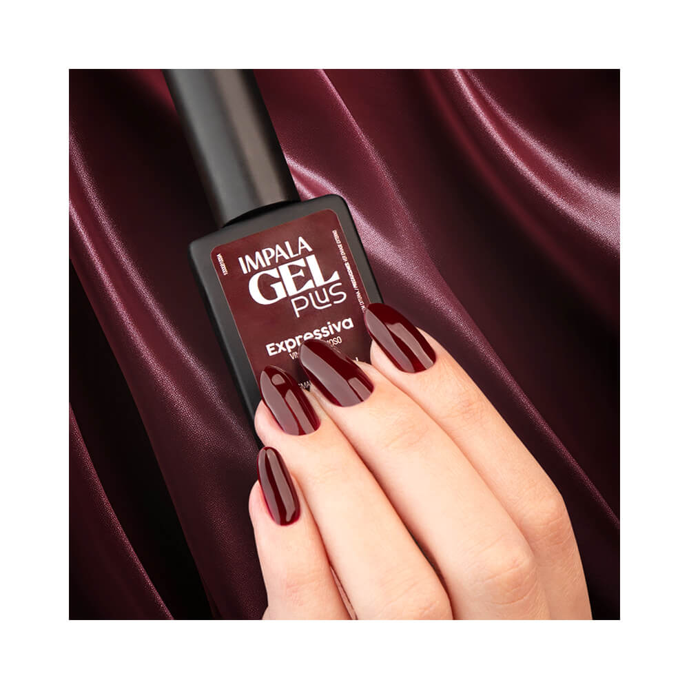 Mãos segurando frasco Impala Gel Plus Expressiva com unhas esmaltadas