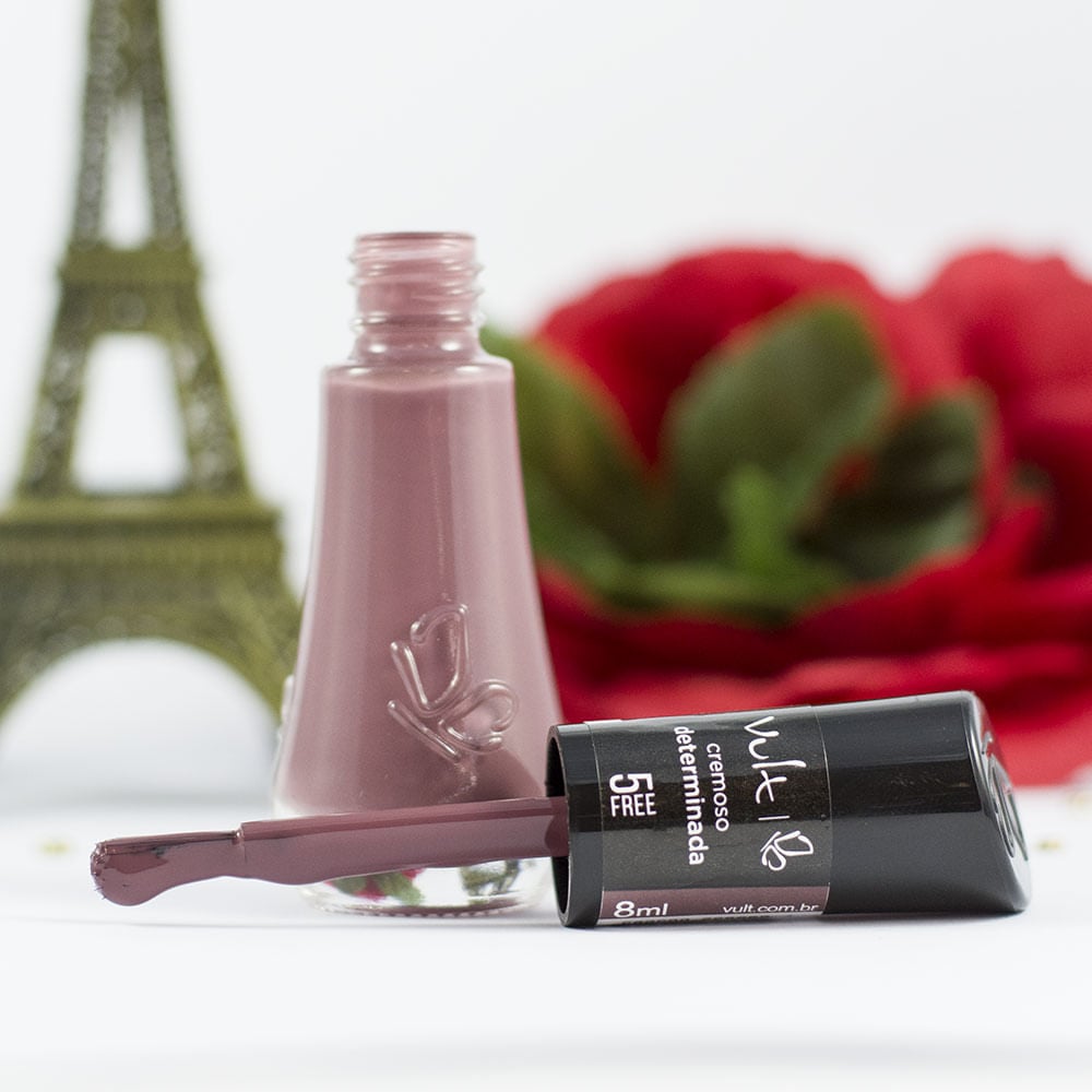 Esmalte Vult Cremoso 5Free Determinada com pincel aberto exibindo a tonalidade marrom rosado