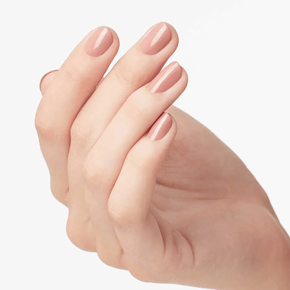 Mão com unhas pintadas de OPI Dulce De Leche