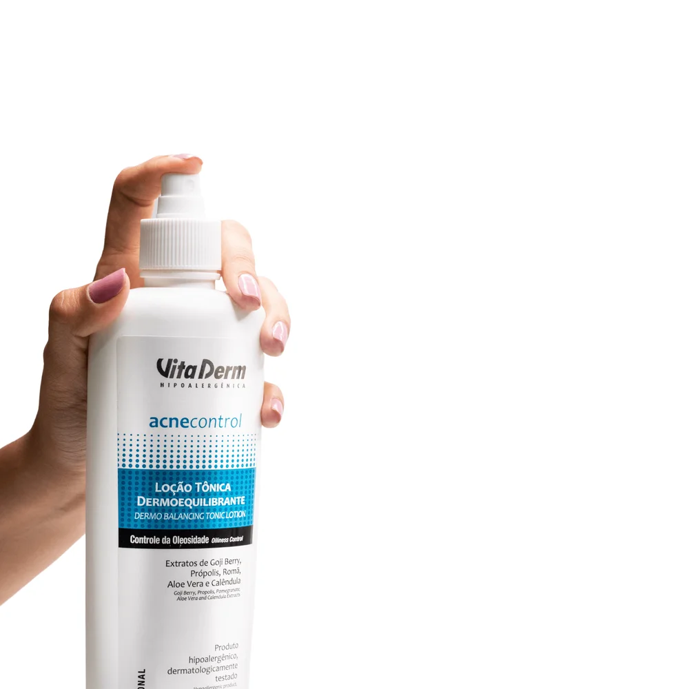 Mão segurando frasco spray da Loção Tônica Dermoequilibrante Vita Derm Acne Control 400ml