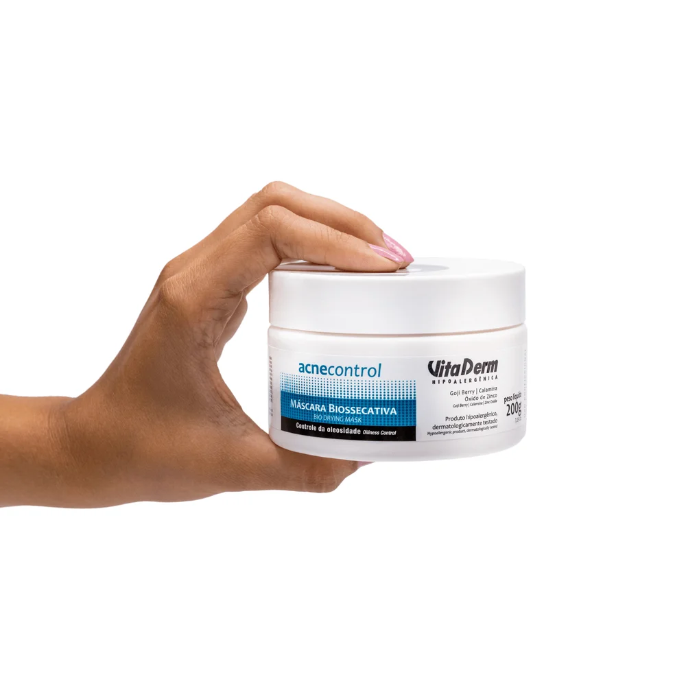 Pote da Máscara Facial Biossecativa Vita Derm sendo segurado