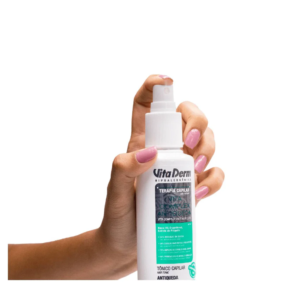 Frasco sendo borrifado - Tônico Capilar Vita Derm Vita Complex Anti Queda