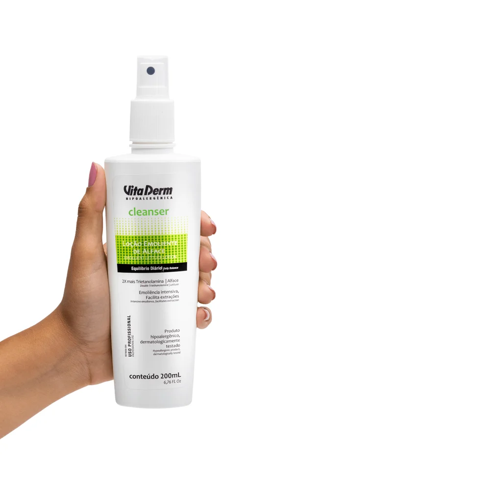 Frasco branco com spray sendo segurado - demonstração de uso