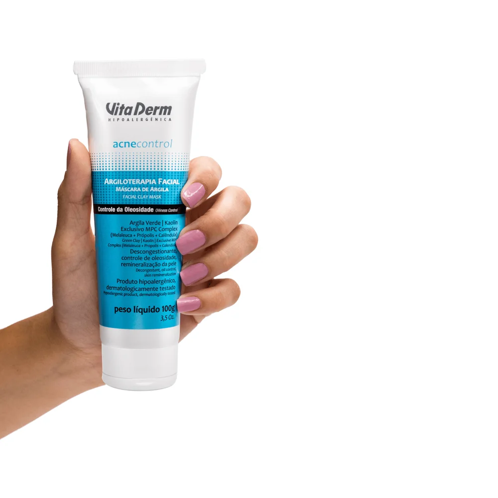 Produto em uso mostrando a bisnaga da máscara de argila Vita Derm
