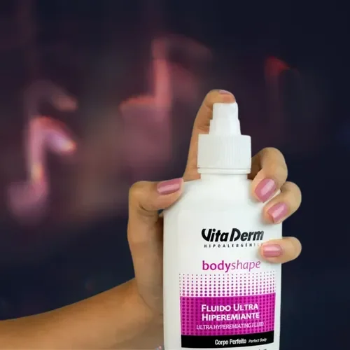 Detalhe da embalagem do Fluido Ultra Hiperemiante Body Shape Vita Derm segurado por uma mão