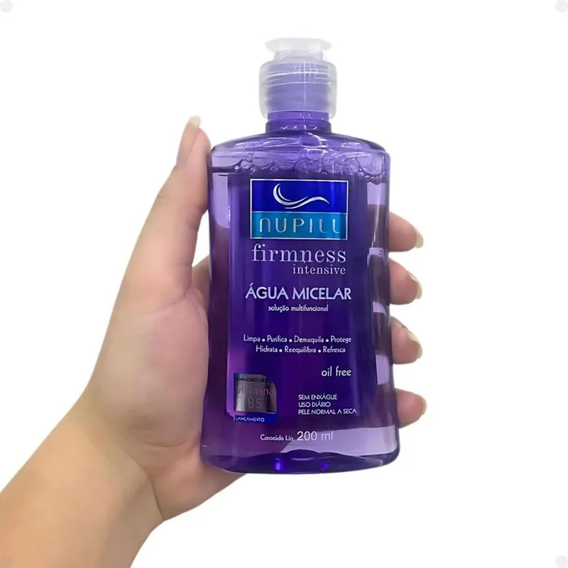 Frasco sendo segurado mostrando design e praticidade