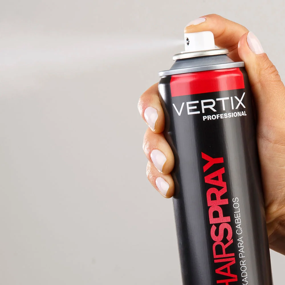 Aplicação do Hair Spray Vertix Extra Forte com mão pressionando o bico do spray