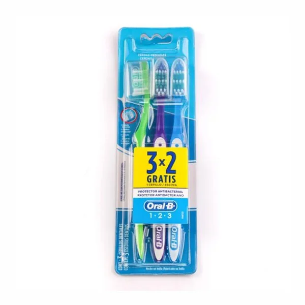 Escova Dental Oral-B 123 embalagem com três escovas nas cores verde, roxo e azul
