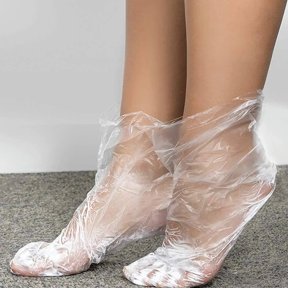 Bota descartável transparente cobrindo os pés