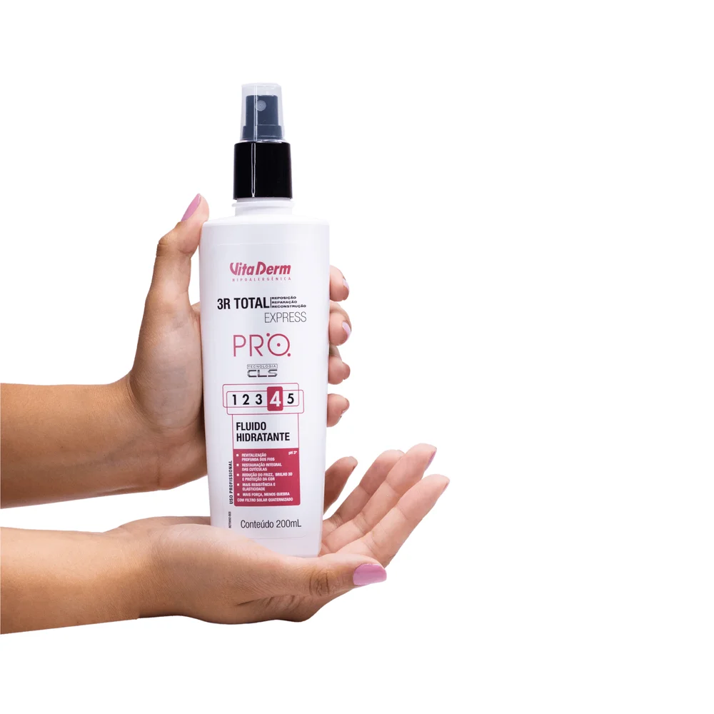 Mãos segurando o frasco branco do Fluído Hidratante Capilar 3R Total Express Vita Derm