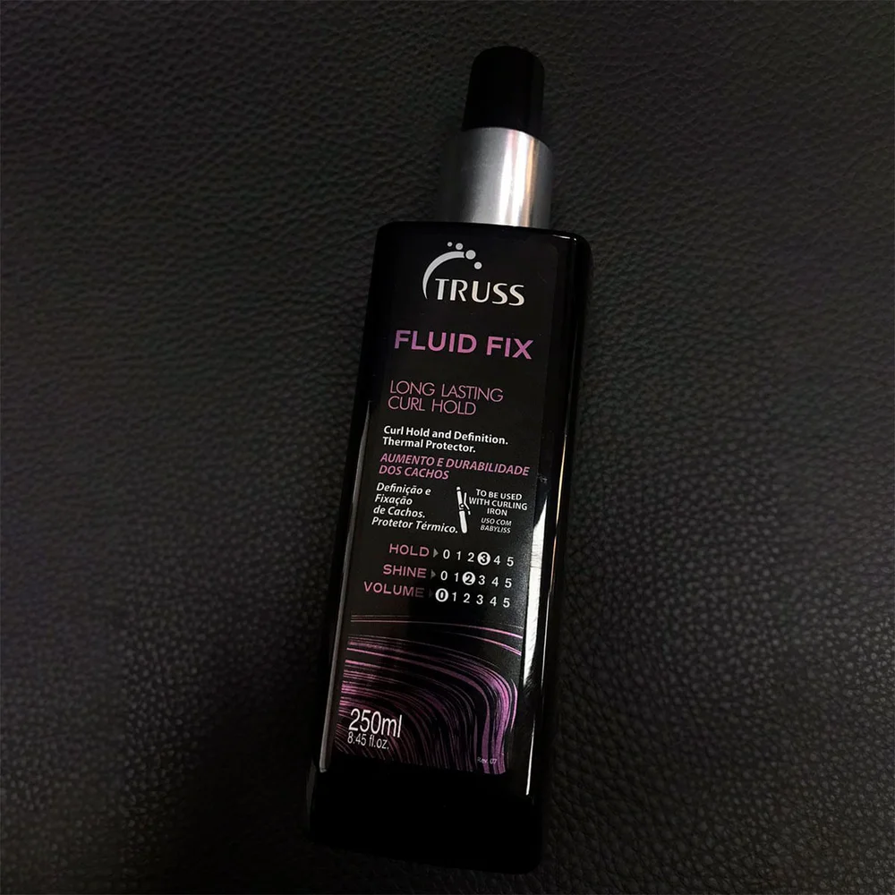 Frasco preto do Leave-in Spray Fluid Fix Truss em ângulo inclinado destacando rótulo e aplicador spray