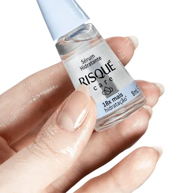 Mão segurando o Sérum Hidratante Risqué Care, mostrando aplicação
