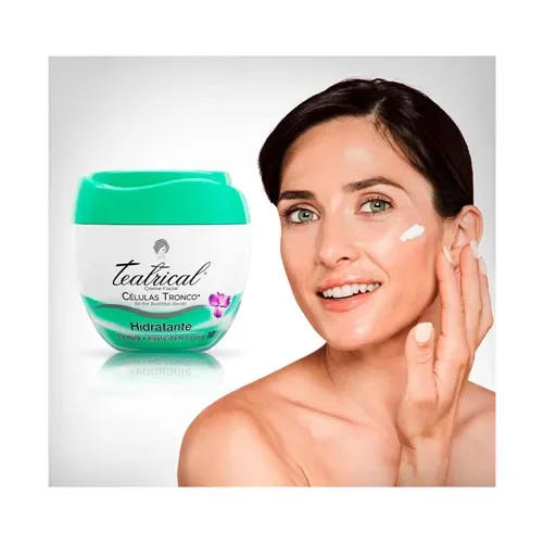 Mulher aplicando Creme Facial Teatrical - mostrando resultado de hidratação