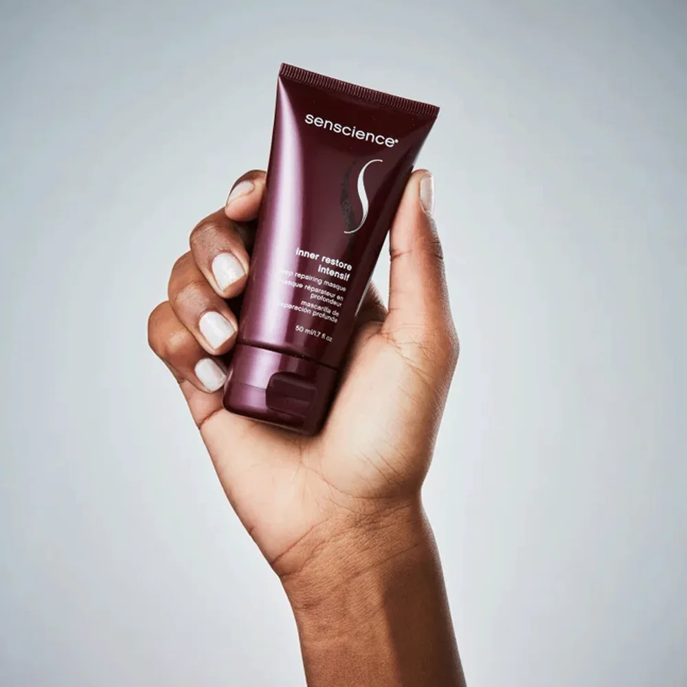 Embalagem menor da Máscara Senscience Inner Restore Intensif com fundo neutro