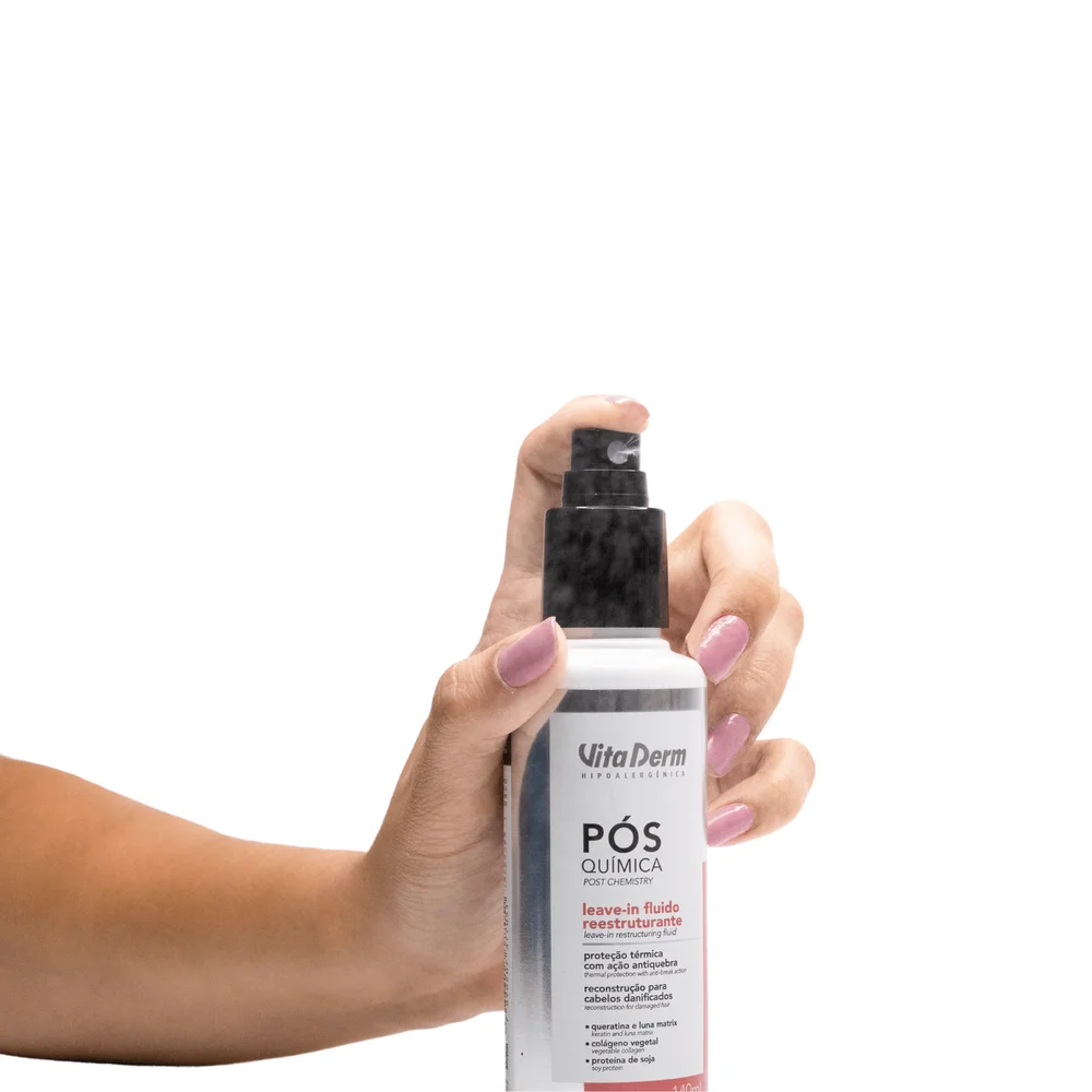 Mão segurando Leave-in Vita Derm Pós Química 140ml com rótulo visível
