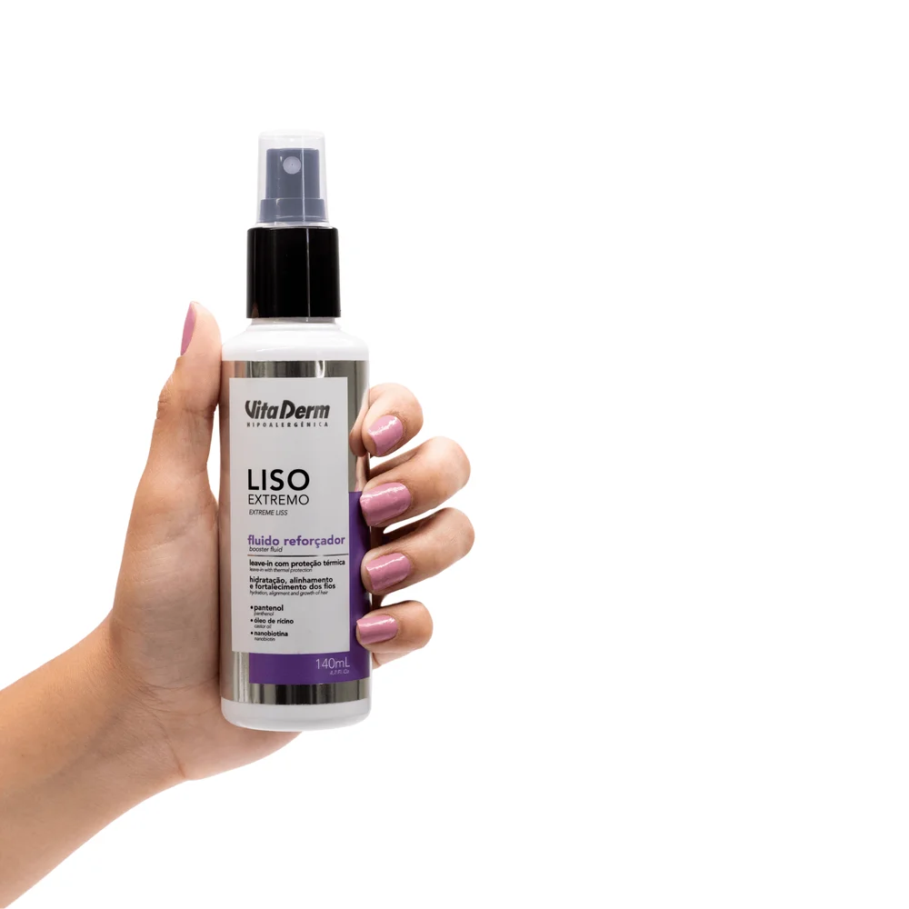 Mão segurando o frasco do Leave-in Vita Derm Liso Extremo 140ml