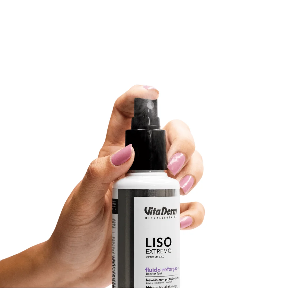 Frasco do Leave-in Vita Derm sendo borrifado, close do aplicador spray