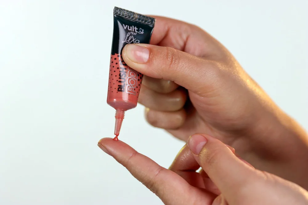 Blush Líquido Vult Do Poder Feat Lexa Me Provoca 10ml em bisnaga, pessoa aplicando no dedo