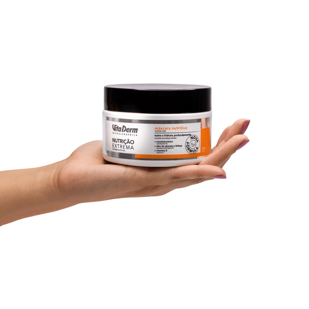 Máscara Vita Derm Nutrição Extrema 220g sendo segurada na palma da mão