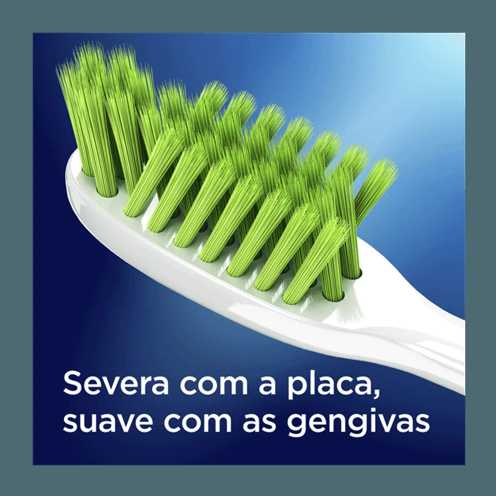 Close das cerdas verdes ultrafinas da escova Oral-B Ultrafino Detox