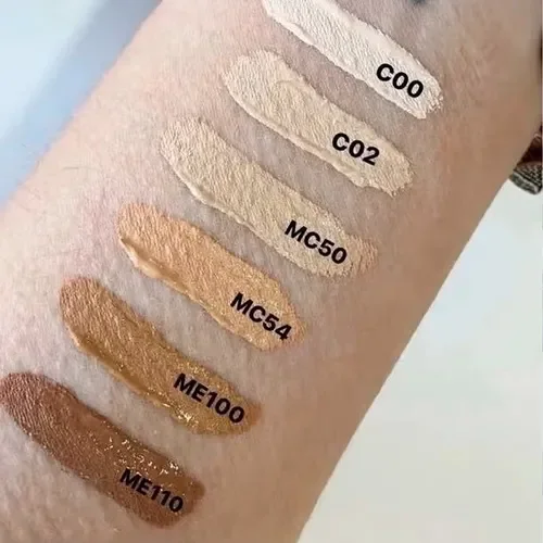 Braço com amostras de tons da Base Sérum Ruby Rose Feels Mood, mostrando variedade de cores e texturas