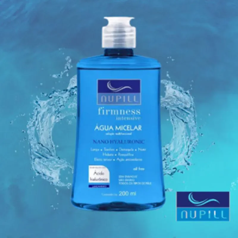Água Micelar Nupill Nano Hyaluronic 200ml sobre fundo azul com respingos d'água