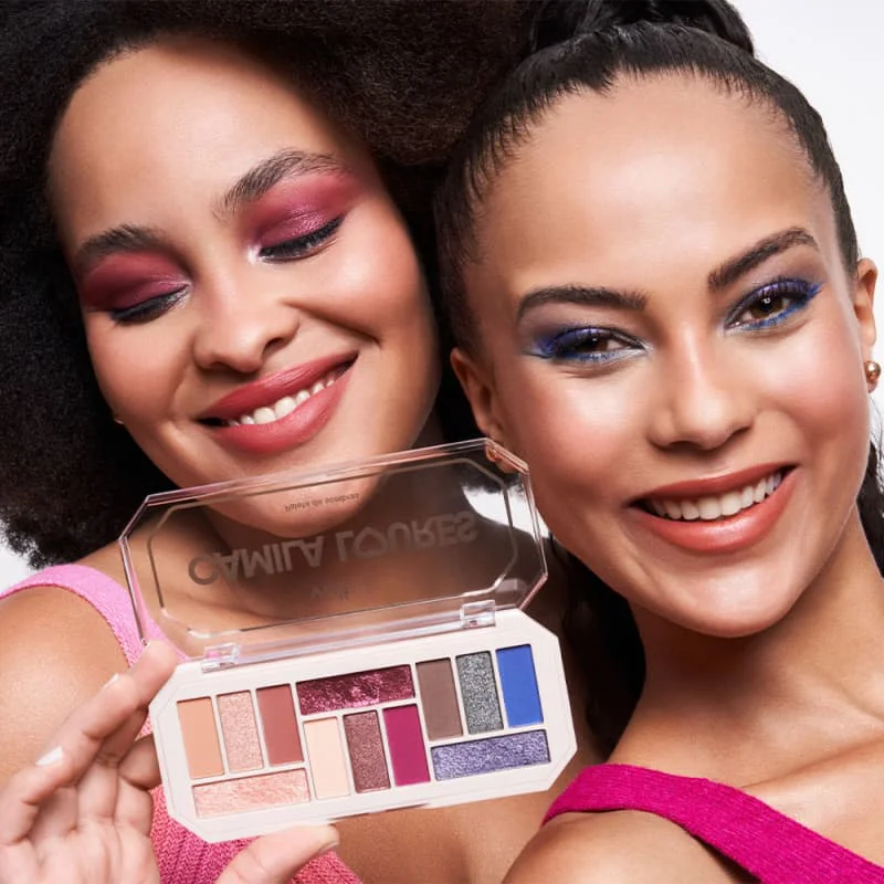 Paleta de Sombras Vult Camila Loures em uso por duas mulheres, mostrando aplicação e cores