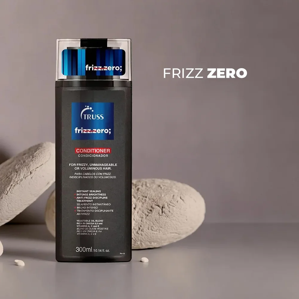 Detalhe do rótulo do Condicionador Truss Frizz Zero 300ml sobre fundo cinza