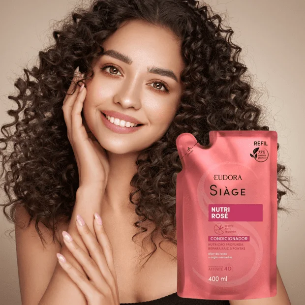 Mulher com cabelo saudável segurando o condicionador Siàge Nutri Rosé Refil 400ml