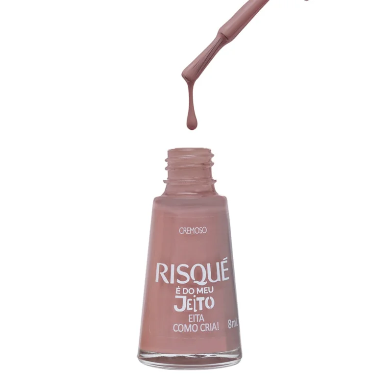 Frasco aberto com pincel mostrando textura cremosa do esmalte