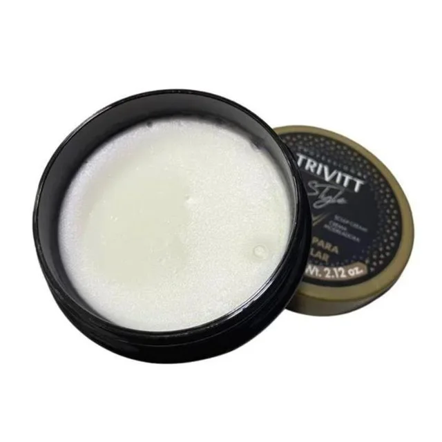 Textura cremosa do creme modelador Trivitt Stylle em pote aberto