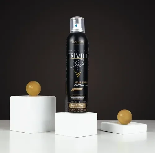 Hair Spray Trivitt Style Forte 300ml em destaque sobre cubos brancos