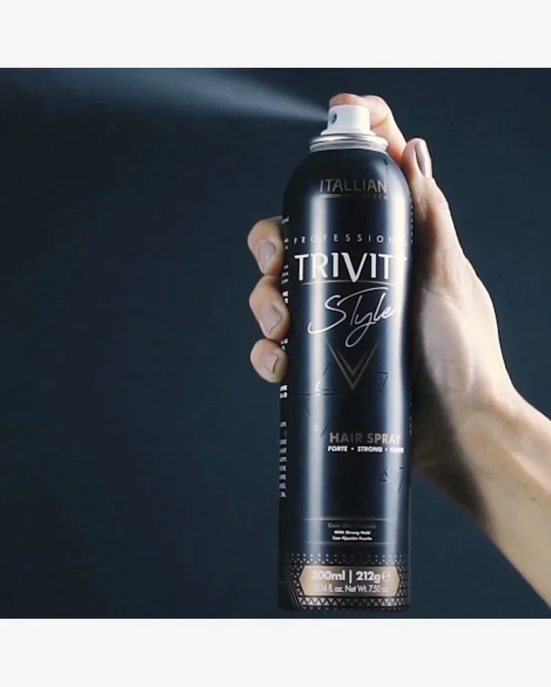 Mão borrifando Hair Spray Trivitt Style Forte 300ml em close