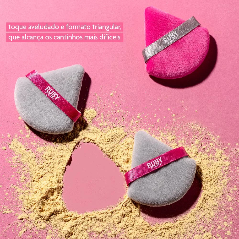 Conjunto de esponjas Ruby Kisses em formato triangular sobre fundo rosa