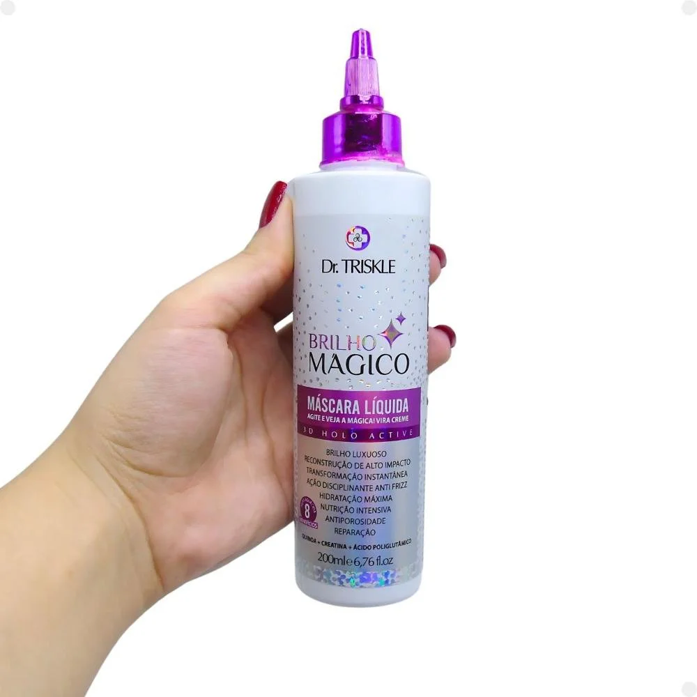 Mão segurando Máscara Líquida Capilar Triskle Brilho Mágico 200ml