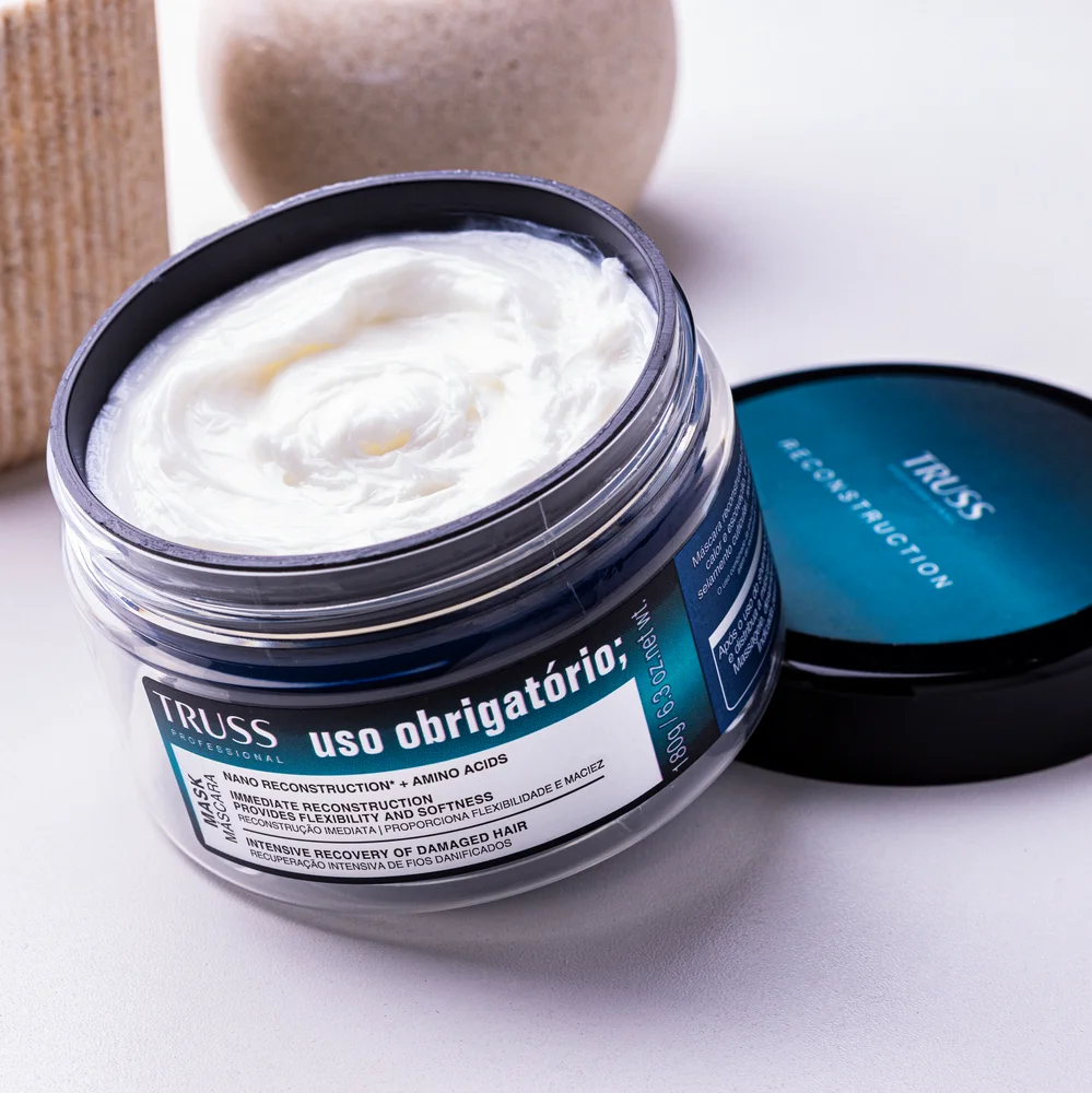 Pote aberto da Máscara Condicionante Truss mostrando creme branco e textura