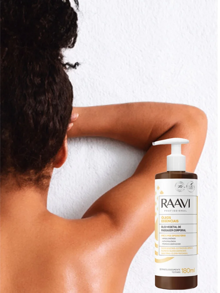 Aplicação do óleo vegetal Raavi durante massagem corporal