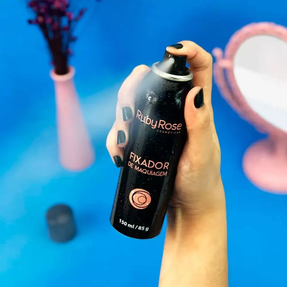 Uso do spray fixador Ruby Rose 150ml demonstrando aplicação