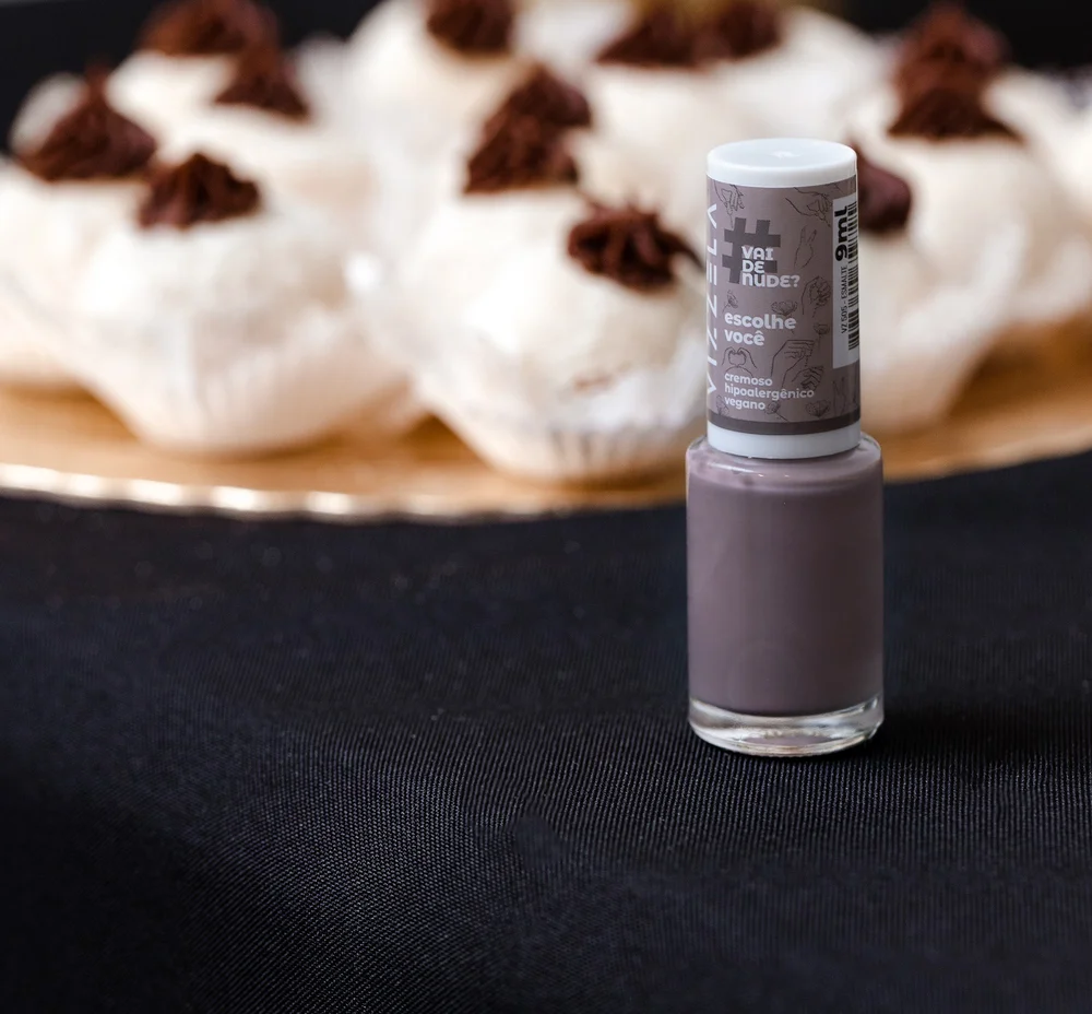 Esmalte Vizzela Vai De Nude Escolhe Você em primeiro plano sobre superfície texturizada