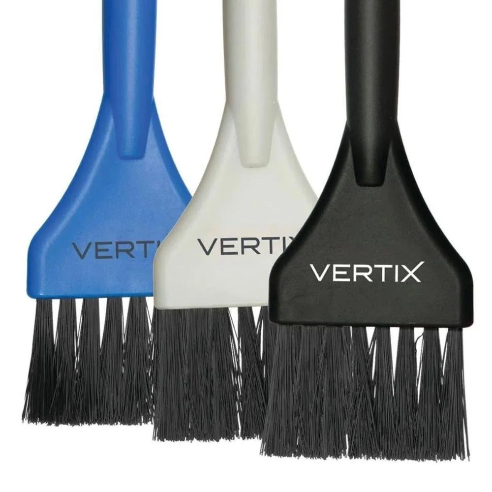Close mostrando cerdas e logo VERTIX nos cabos dos pincéis