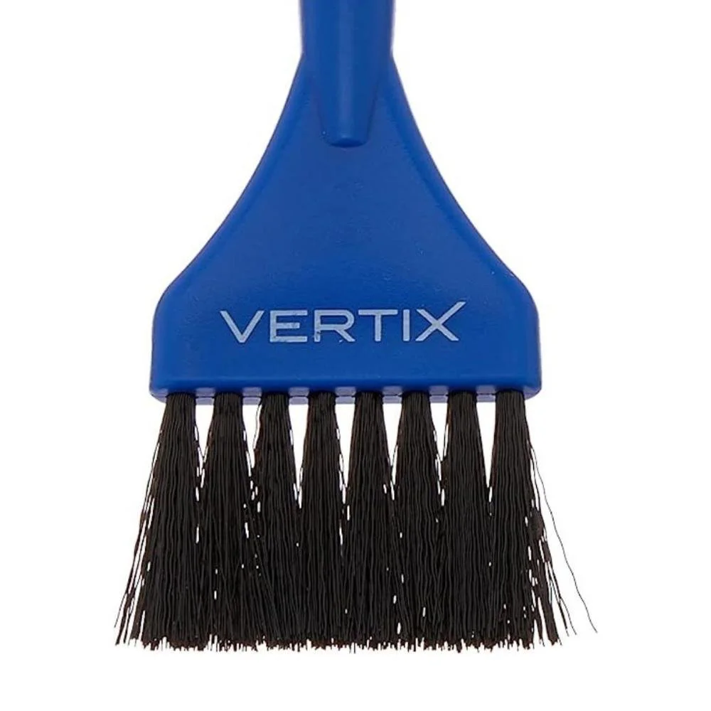 Close do pincel Vertix com cabo azul e cerdas pretas