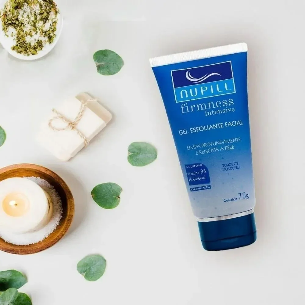 Gel Esfoliante Nupill em cenário com ingredientes naturais e acessórios de skincare