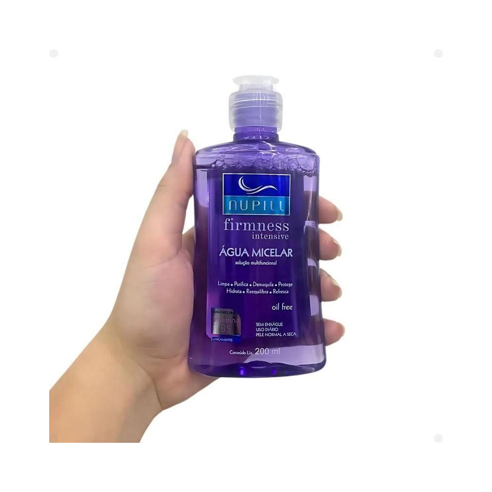 Frasco roxo translúcido de Água Micelar Nupill Firmness 200ml sendo segurado por uma mão