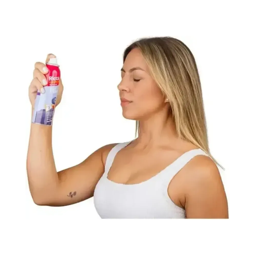 Aplicação da bruma facial Ricca Blend de Berries no rosto de mulher loira