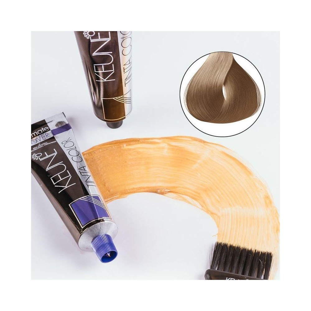 Flatlay da coloração Keune mostrando tubo, pincel e amostra cremosa do tom 7.00