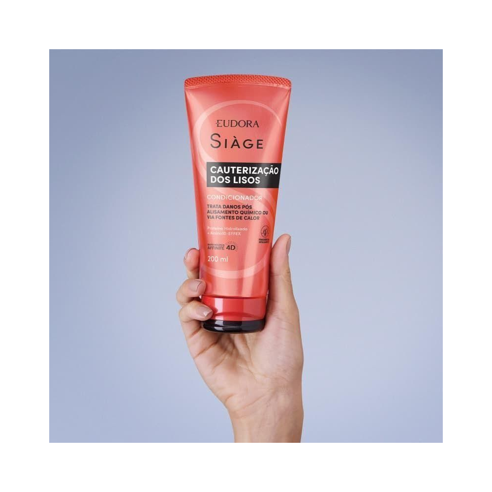 Mão segurando Condicionador Siáge Cauterização Dos Lisos 200ml - Eudora