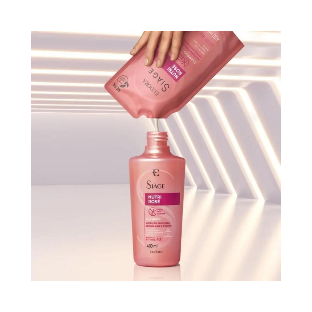Refil do condicionador Siàge Nutri Rosé sendo transferido para embalagem