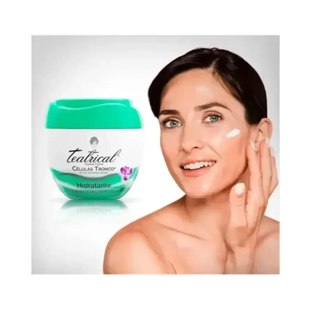 Mulher aplicando Creme Facial Teatrical Hidratante 100g - destaque para aplicação e textura